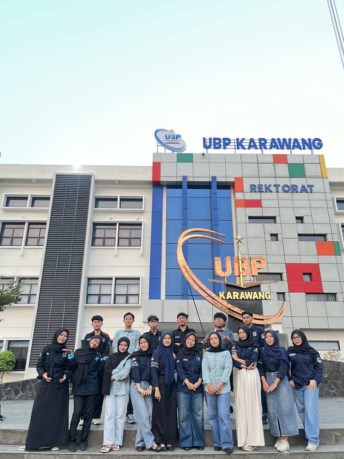 Foto bersama anggota KKN di Gedung Rektorat UBP Karawang