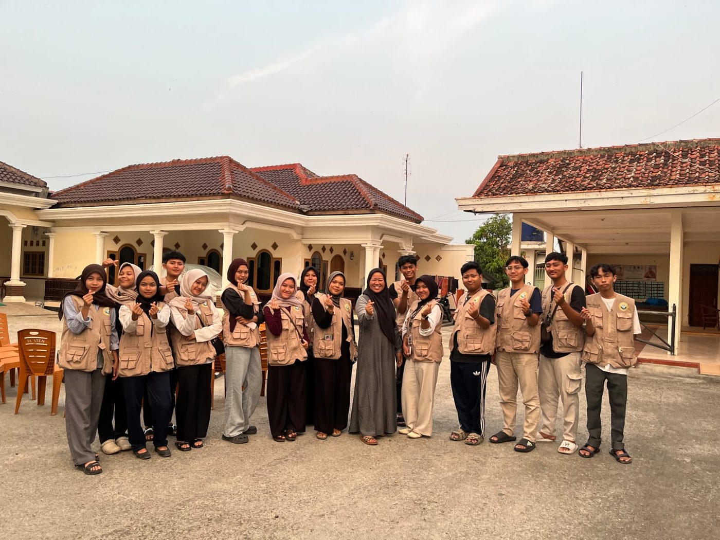 Anggota KKN bersama pendamping mengenakan rompi kelompok